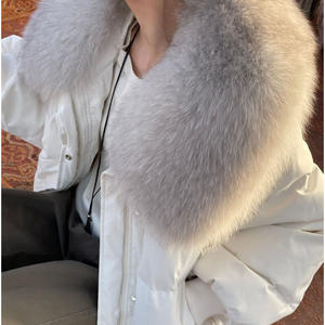Mujer con Chaqueta de Plumón Blanca con Cuello de Piel de Zorro Grande, Pantalones Anchos Beige, Usando un Teléfono Inteligente. Fondo: <span class=keywords><strong>Kashgar</strong></span> - Product Image 3