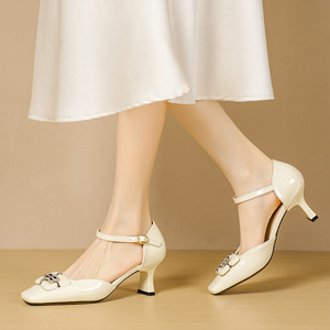 Zapatos de Mujer de Moda 6888B-209, Tipo Mary Jane, de Charol, con Punta Cuadrada, Tacón Bajo, Correa en el Tobillo y Decoración de Pedrería - Product Image 4