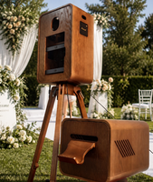 Photomaton vintage en bois double face pour événements, avec système audio Marshall et pieds pliables en chêne