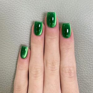Prensa verde en las <span class=keywords><strong>uñas</strong></span> <span class=keywords><strong>Uñas</strong></span> cuadradas <span class=keywords><strong>cortas</strong></span> para gelatina de ojo de gato Brillo verde oscuro Uña magnética reutilizable - Product Image 2