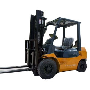 Chariot élévateur diesel Toyota 3 tonnes de haute qualité pour entrepôt, à passage étroit, avec boîte de vitesses et moteur pour terrains complexes - Product Image 1