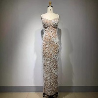 Exquisite Perlenbesetzte Weiße Pailletten-Bestickte Federbesetzte Trägerkleid mit Körperbetonter Passform aus Kaschmir, Bodenlang, für den Roten Teppich, Göttin-Look, Luxuriös und Hochwertig