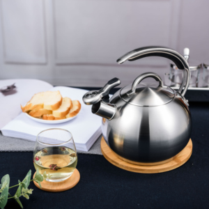 Venta al por mayor de fábrica, mango aislado de silicona, hervidor de agua de acero inoxidable para batir té, estufa de agua para acampar, hervidor silbante superior - Product Image 1
