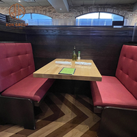 Ensemble de meubles pour café, restaurant, canapé en tissu capitonné rouge avec boutons, banquette avec tables à manger en bois naturel, style moderne