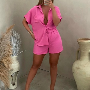 เสื้อแขนกุดสีพื้นติดกระดุมพร้อมกางเกงขาสั้นเอวยางยืด ชุดลำลอง 2 ชิ้นสำหรับผู้หญิง แฟชั่น - Product Image 2