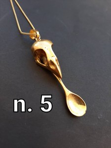 Collier vintage mini-cuillère en laiton avec pendentifs crânes d'animaux, bijoux unisexes style bohème gypsy tribal, colliers pendentifs cuillères - Product Image 3