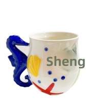 Mug en céramique YG de conception britannique, peint à la main, motif océan moderne et minimaliste, avec une poignée distinctive en forme de hippocampe