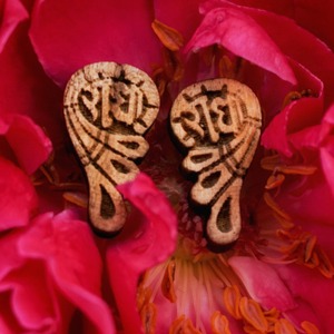 Pendientes Unisex de Moda Étnica y Espiritual con Motivo de Tulsi Hechos a Mano con Incrustaciones Infinitas Sigma Export Bulk - Product Image 4