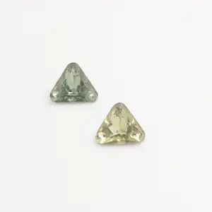 Оптовая продажа, превосходные стеклянные кристаллы в форме треугольника, синтетические камни для ювелирных изделий, сделай сам