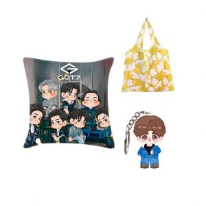 ชุดของขวัญสุดสร้างสรรค์ กระเป๋าพับได้ลายเคป๊อป พร้อมหมอนอิง - Product Image 1