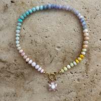 Collier pour femme en laiton plaqué or 18 carats avec pendentif fleur et perles de verre arc-en-ciel faites à la main, idéal pour les fêtes - Vente chaude