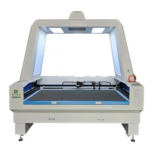 Machine de découpe laser de positionnement de caméra pour couper le motif sur le vêtement de vêtement textile de tissu de broderie