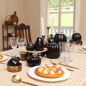 Citrouille artificielle noire réaliste en mousse pour décoration de table, idéale pour les fêtes d'Halloween modernes et gothiques - Product Image 1