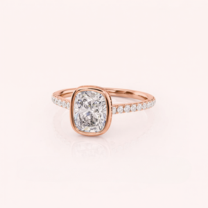 Bague de fiançailles personnalisée en or rose/blanc et or jaune 18 carats avec diamant de laboratoire taille coussin, halo et sertissage pavé - Product Image 1
