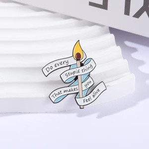 Spilla in Metallo Personalizzata con Citazione '<span class=keywords><strong>Fai</strong></span> Ogni Cazzata che Ti <span class=keywords><strong>Fai</strong></span> Sentire Vivo' in Lega di Zinco con Design a Fiammifero - Product Image 3