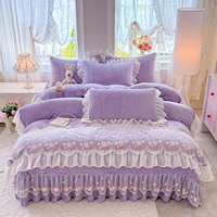 Parure de lit d'hiver en velours violet brodé de dentelle style français avec jupe de lit et housse de couette à volants
