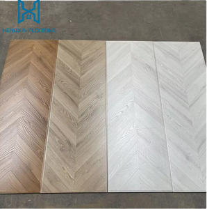 Suelo <span class=keywords><strong>de</strong></span> <span class=keywords><strong>parquet</strong></span> laminado <span class=keywords><strong>de</strong></span> madera <span class=keywords><strong>de</strong></span> roble <span class=keywords><strong>de</strong></span> diseño moderno 10mm <span class=keywords><strong>de</strong></span> espesor AC4 Tipo <span class=keywords><strong>de</strong></span> instalación <span class=keywords><strong>de</strong></span> clic resistente al desgaste Precio - Product Image 1