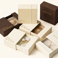 Boîte à bijoux rigide haut de gamme de luxe personnalisée avec logo en feuille d'or pour boucles d'oreilles, bagues, colliers et bracelets
