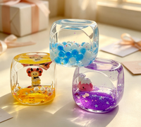 Cube en acrylique personnalisé OEM avec sable mouvant liquide et figurine de dessin animé flottante pour décoration de bureau, souvenir promotionnel
