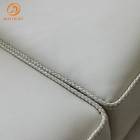 Canapé en cuir blanc crème de style italien luxueux, design carré avec bordure inférieure dorée et dossier embossé