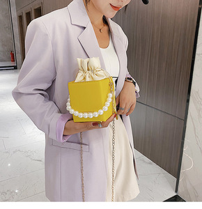 Nuevas llegadas: Bolsos de mano tipo bandolera para mujer con cadena de perlas y asa superior, estilo cubo. - Product Image 4