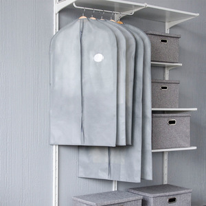 <span class=keywords><strong>Housse</strong></span> de vêtement grise non tissée pliable pour le rangement suspendu des vêtements, idéale pour les voyages et le déménagement, avec poche intégrée - Product Image 4