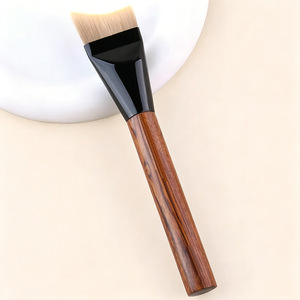 Pinceau Fond de Teint en Forme de Croissant de Lune à Queue de Poisson, Manche en Bois, Fibres Synthétiques, Application Sans Traces - Product Image 2