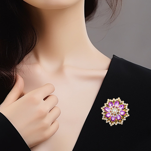 Broche de diseñador de lujo personalizado para mujeres niños perla diamantes de imitación mariposa cristal Rosa corona para bodas hecho de aleación - Product Image 3