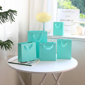 Bolsa de Papel de Regalo de Lujo al por Mayor, Personalizada, Blanca, con Asa de Cinta, para Empaque de Ropa - Product Image 4