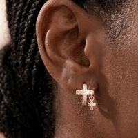 Boucles d'oreilles créoles huggie en laiton plaqué or 18 carats avec micro-pavé de zircone cubique et pendentif double croix religieuse chrétienne pour femme OEM ODM