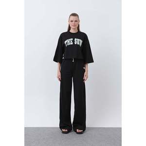ชุดลำลองสองชิ้นสีดำสำหรับผู้หญิง แบรนด์ Soul พร้อมเสื้อพิมพ์ลายด้านหน้าและกางเกงขายาวทรงกว้างใส่สบายสำหรับสวมใส่ในชีวิตประจำวัน - Product Image 3
