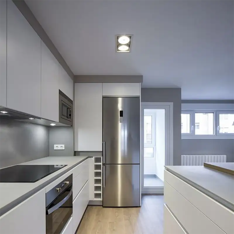 Design moderno di mobili da cucina di alta gamma di colore bianco con frigorifero in acciaio inossidabile