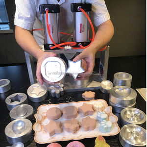 Machine professionnelle pneumatique à double presse pour la fabrication de barres de shampoing – Plusieurs tailles, haute capacité 300 pièces/heure, facile à utiliser - Product Image 2