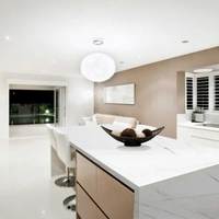 DCT OY8001 Plan de travail de cuisine moderne et minimaliste en dalle de quartz blanc durable avec veines délicates, résistant aux taches, pour intérieur