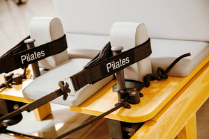 Lit de Pilates Commercial Professionnel Durable et Écologique en Bois d'Érable, Logo Personnalisable, Lit de Santé Réglable Adapté - Product Image 5