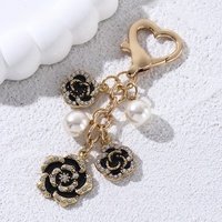 Porte-clés et breloque de sac en métal plaqué or, orné de strass, de perles et de fleurs de camélia, pendentif floral étincelant