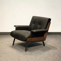 Fauteuil d'appoint moderne italien avec structure en bois massif, en cuir, pour salon, hôtel, ou projet de loisirs