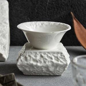 Tazón de Cerámica Blanco con Patrón de Roca Irregular, Diseño Artístico Único para Uso en Hoteles - Opción Sostenible para Ensaladas, Platos Fríos y Cenas - Product Image 2