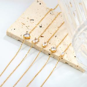 Bracelet en acier inoxydable plaqué or avec breloque cœur, rond, carré, zircon et diamant pour femme - Vente en gros de bijoux à maillons - Product Image 1