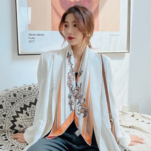 2021最新款式优雅女士方丝围巾印花奔马图案领巾 - Product Image 4