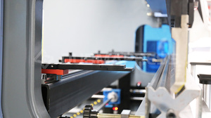 Prensa Plegadora CNC de Funcionamiento <span class=keywords><strong>Continuo</strong></span> 24/7, 250T/4000, con Pantalla Táctil Delem DA53TX para Carcasas de Conmutadores de Red - Product Image 4