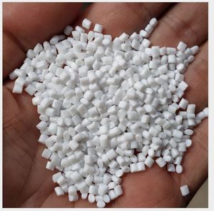 Stock suffisant en entrepôt : Résine PET JADE de qualité bouteille d'eau potable Iv0.84 0.80 CZ328 CZ302 (Polyéthylène Téréphtalate) - Product Image 3