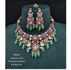 ชุดสร้อยคอทองคำชุบแบบ Kundan รุ่น 09097 พร้อมต่างหูเข้าชุดสำหรับผู้หญิง เหมาะสำหรับงานเทศกาล งานแต่งงาน และงานปาร์ตี้ - Product Image 2