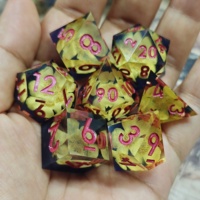 LuxeRoll Jeu de dés en résine avec fleurs jaunes à l'intérieur, 7 pièces, faits à la main, polyédriques, pour DND, collection de joueurs de jeux de rôle sur table, boîte à dés cadeau