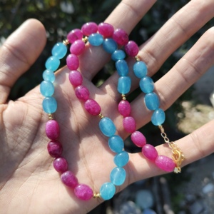 Collar de Cuentas de Cuarzo en Forma de Bola Plateado en Rosa y Azul con Pepitas de Cuarzo Lisas y Estilo Clásico - Product Image 1