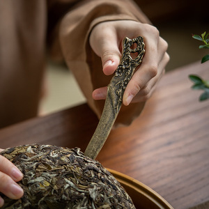 มีดชาทองเหลืองลายดอกพลัมโบราณ เครื่องมือสำหรับงัดชาสำหรับพิธีชากังฟู อุปกรณ์ชุดน้ำชา - Product Image 4