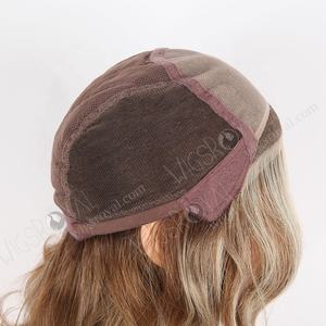 Impresionante marrón con reflejos rubios Partida de aspecto natural Onda suelta Longitud del hombro Top de seda Pelucas pequeñas para cabezas pequeñas - Product Image 6