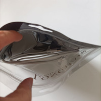Emballage personnalisé refermable pour mèches de cheveux, noir au dos, transparent à l'avant, avec logo doré imprimé, trou de suspension et fermeture éclair, recyclable et autoportant