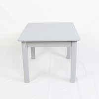 Ensemble table et chaises carrées en bois massif coloré pour quatre enfants, idéal pour la maternelle et l'étude