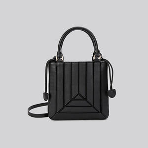 กระเป๋าสะพายข้างแบบสะพายไหล่เดียว รุ่นซีเนียร์ เซนส์ นิวเวฟ ดีไซน์ต่อผ้าสีต่างกัน จับคู่กันอย่างลงตัว  กระเป๋าถือแฟชั่นทรงจีบ  ทำจากโพลีเอสเตอร์ - Product Image 4